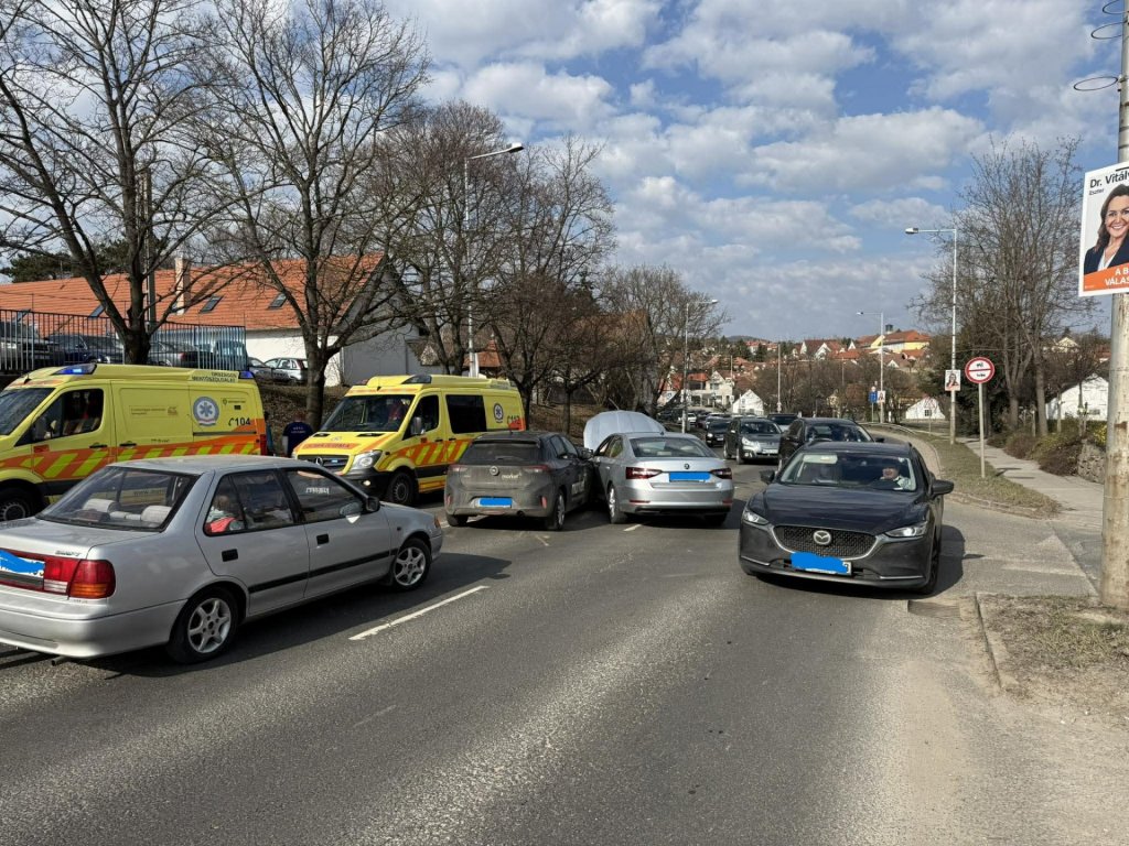 Óriási dugó Szentendrén - Baleset miatt álltak az autók tegnap