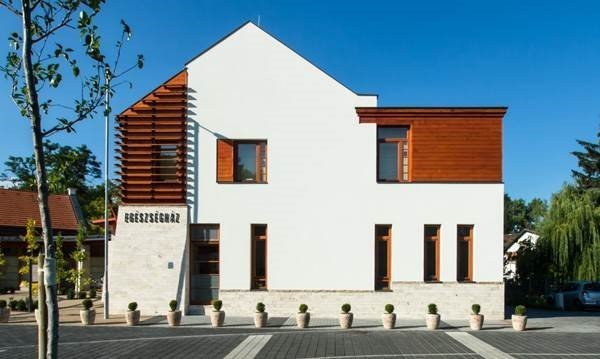 Július 1-jén az egészségügyi dolgozók és a köztisztviselők számára szabadnap