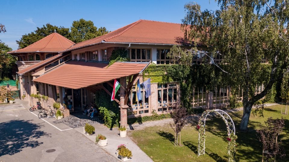 Zárva a Faluház parkolója