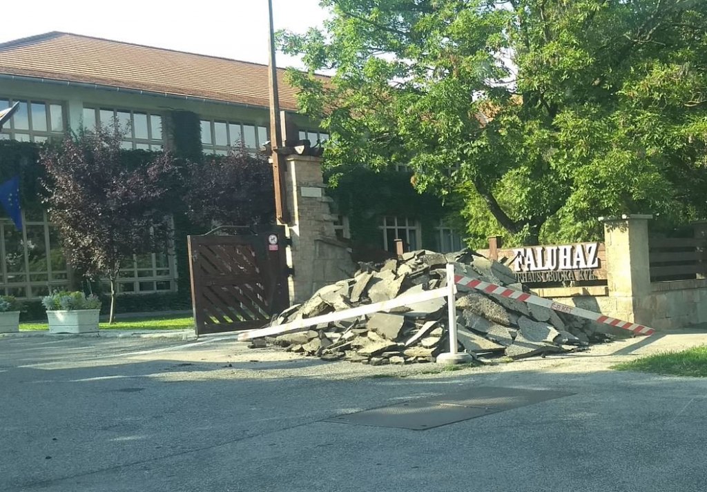 Elkezdődtek a Faluház udvarfejlesztésének előkészületei