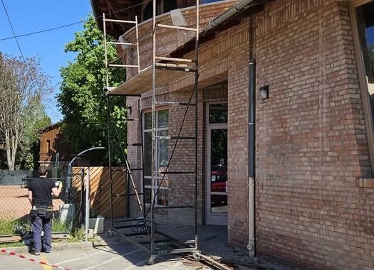 A Faluház hátsó udvara a könyvtár melletti átjárón keresztül közelíthető meg