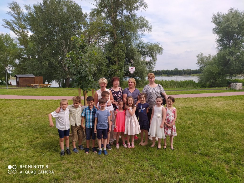 Hársfát ültettek a budakalászi Nyitnikék Óvoda búcsúzó ovisai