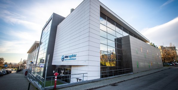 Gőzhajóból a V8-ba – Januártól a V8 uszodában működik tovább a fogszabályozás