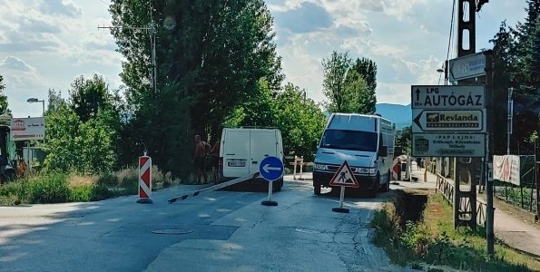 Szennyvízakna javítása miatt terelik a forgalmat a Vasúti villasoron