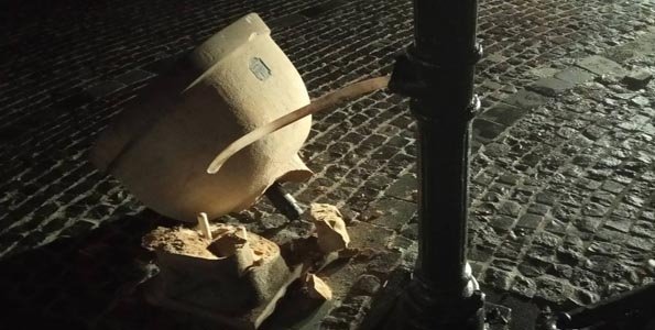 Nem szándékos rongálás a Fő téren