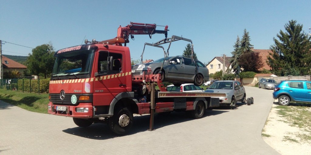 Elszállítottak egy gépjárművet a Rigó utcából