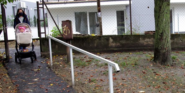 Elkészült a gyermekorvosi rendelőnél az új járdaburkolat