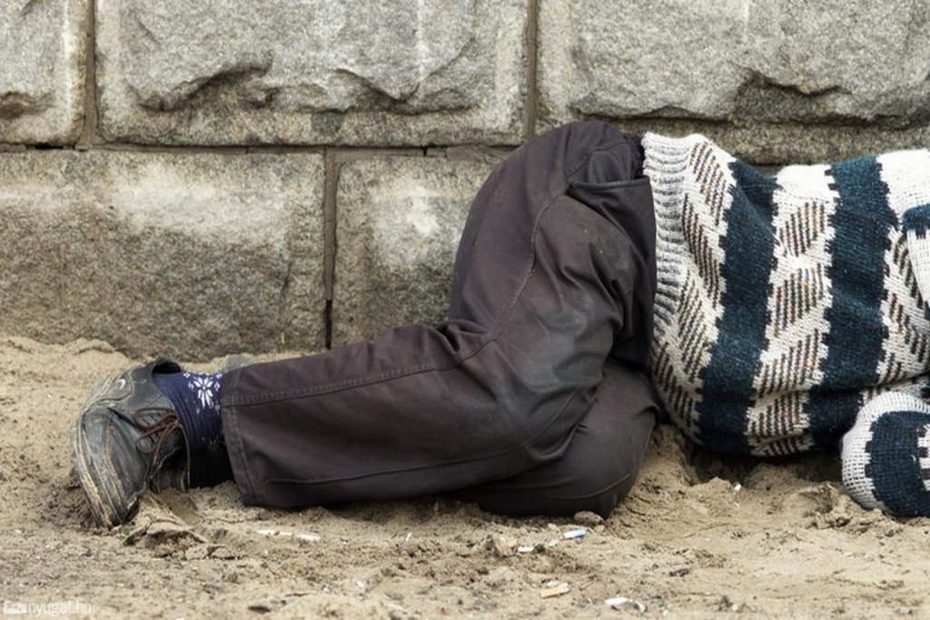 Földön fekvő, félmeztelen férfit találtak a járőrök