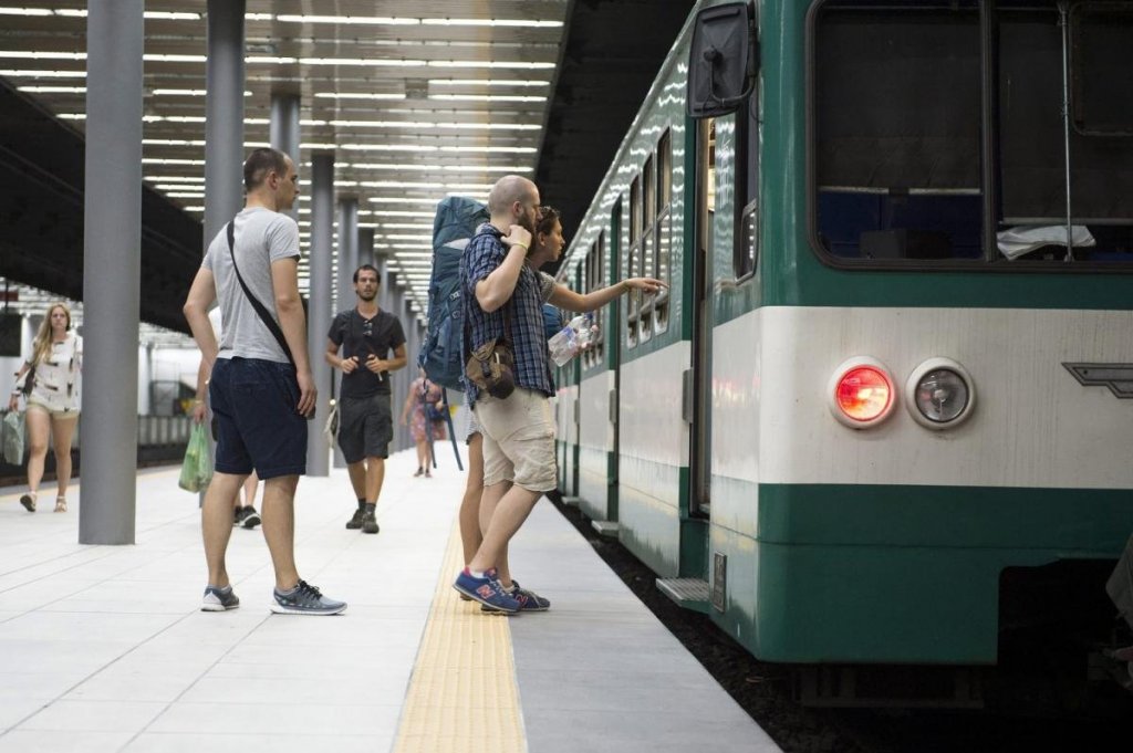 A MÁV, a MÁV-HÉV és a Volánbusz peronjain nem kötelező a maszkviselés