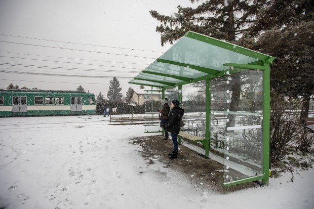 Eső­be­ál­ló­kat he­lyez­tek ki a szentendrei Hév vonalon