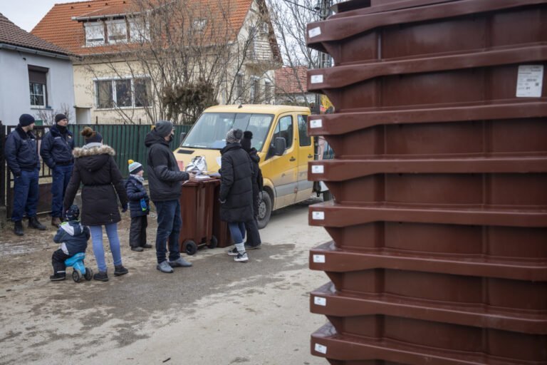 Hétvégi kukaosztás