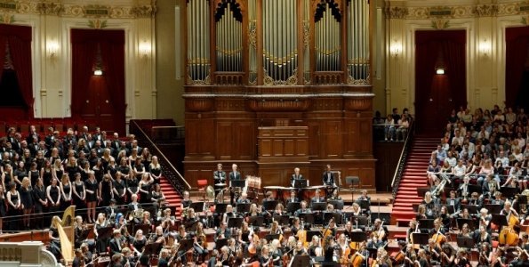 Holland zenekar ad koncertet Szentendrén, a MűvészetMalom udvarán. 