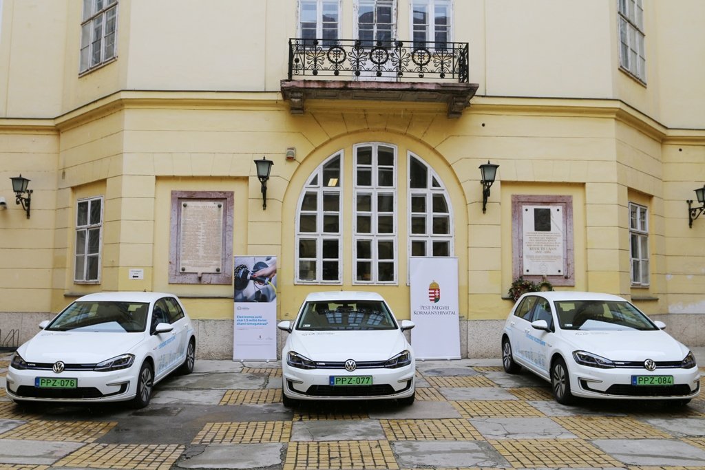 Megérkeztek az elektromos autók a Pest Megyei Kormányhivatalba