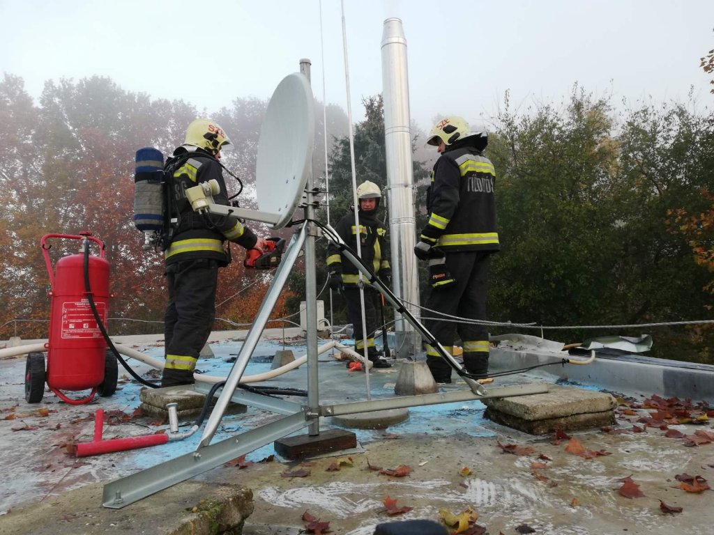 Kigyulladt egy ház tetőszerkezete Budakalászon