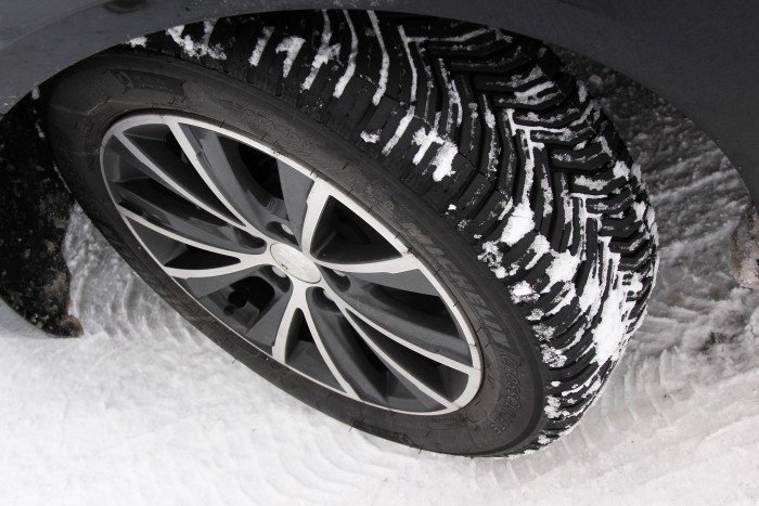 Télen nyári gumival autózni nagyjából olyan, mintha hibás lenne az autó fékrendszere