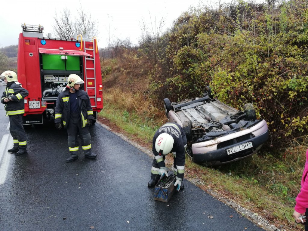 Árokba borult egy személygépkocsi Csobánka közelében 