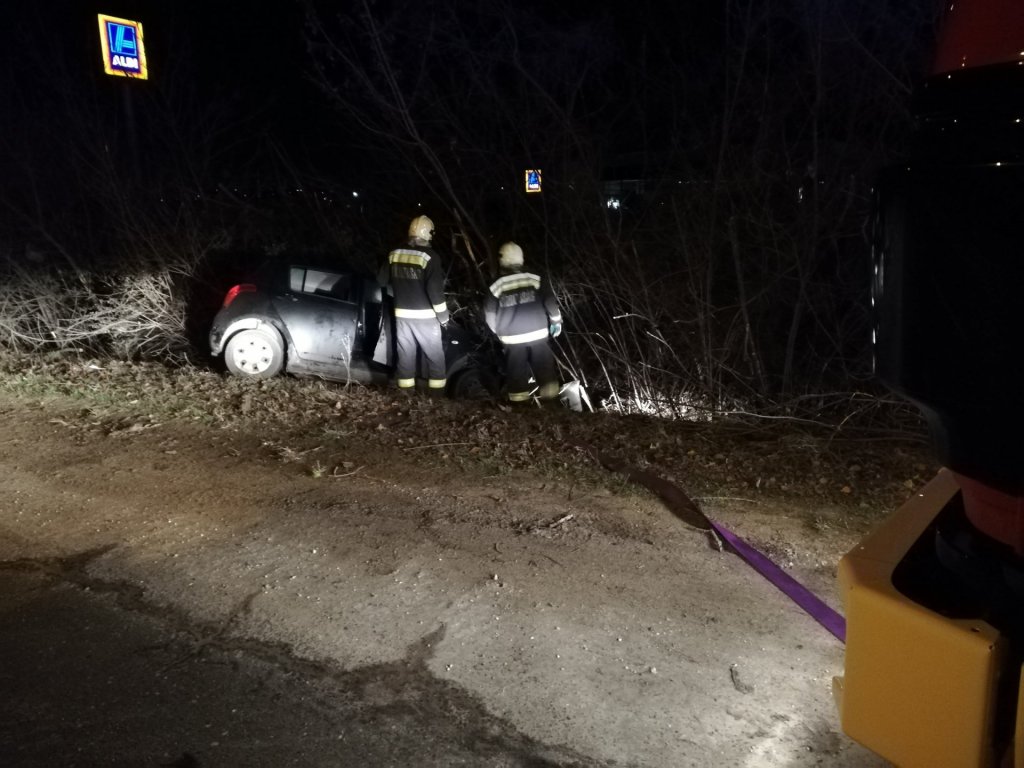 Árokba hajtott és az oldalára borult