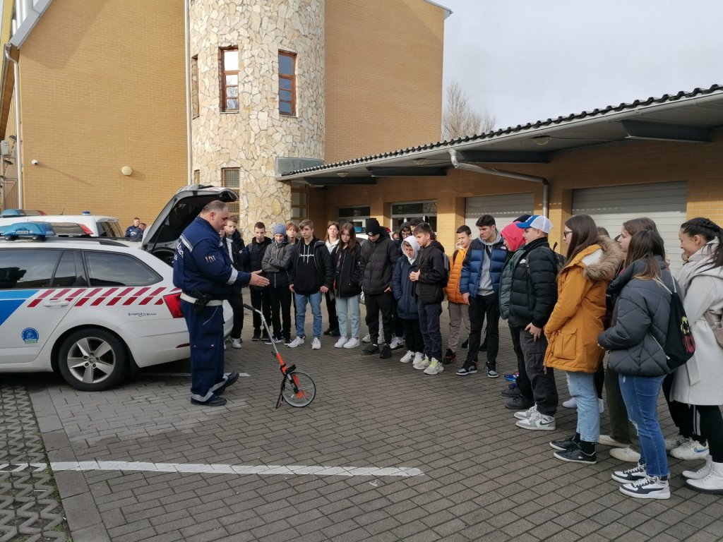 Több tucat gyermek látogatta meg a szentendrei rendőröket