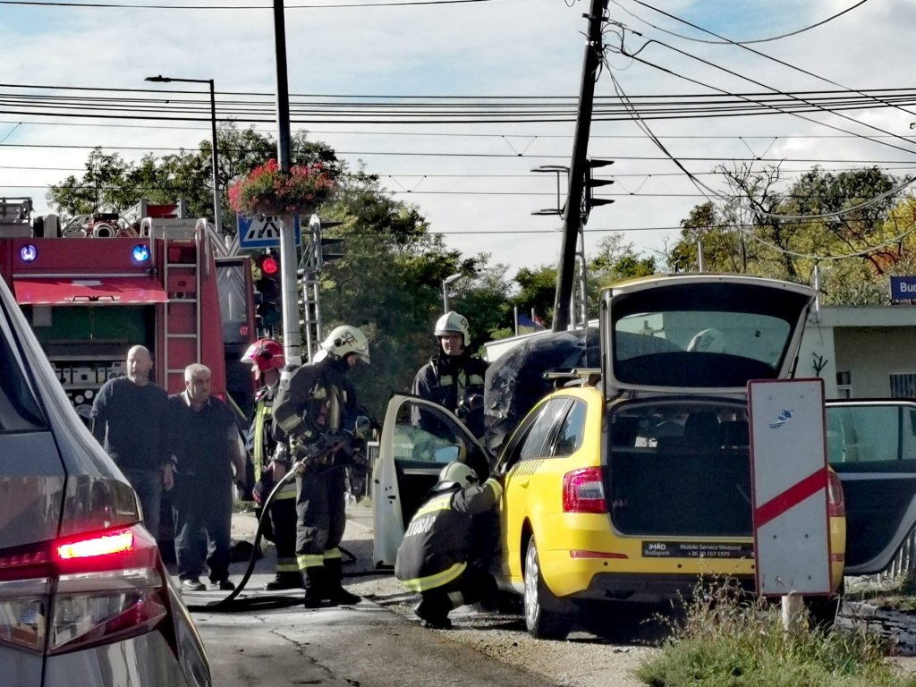 Tűzeset a Lenfonónál – lángra kapott egy taxi