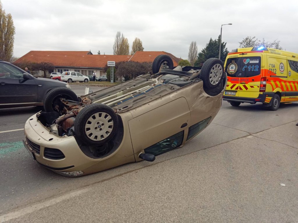 Felborult egy autó pénteken Szentendrén! 
