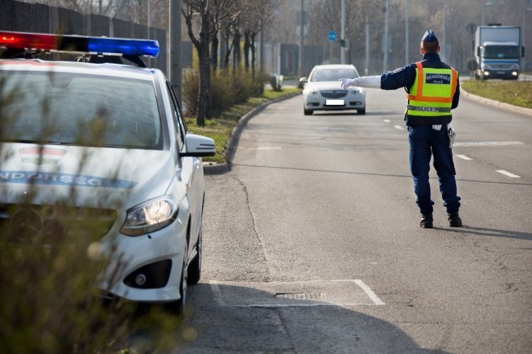 Kézben tartott telefon, kézben tartott veszély – újabb figyelmeztetés a rendőrségtől