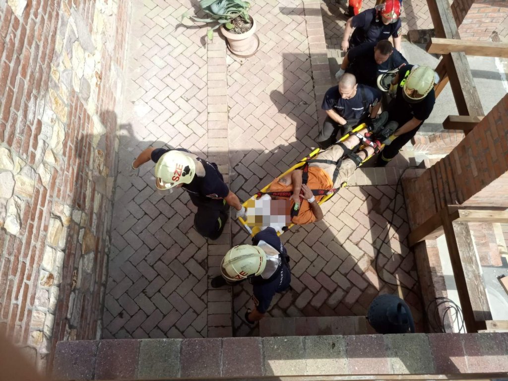 Hat méter mély lejáróba zuhant