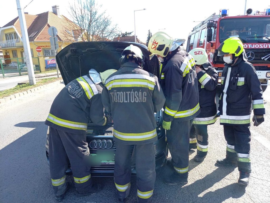 Egymásba futott két autó Szentendrén