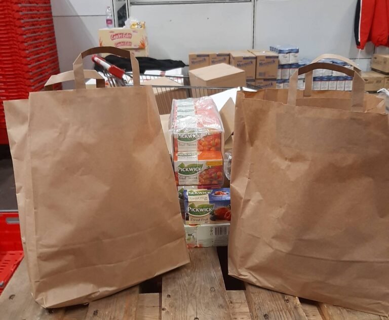 Ajándékcsomagok átadása a nyugellátásban és egyéb ellátásban részesülők számára