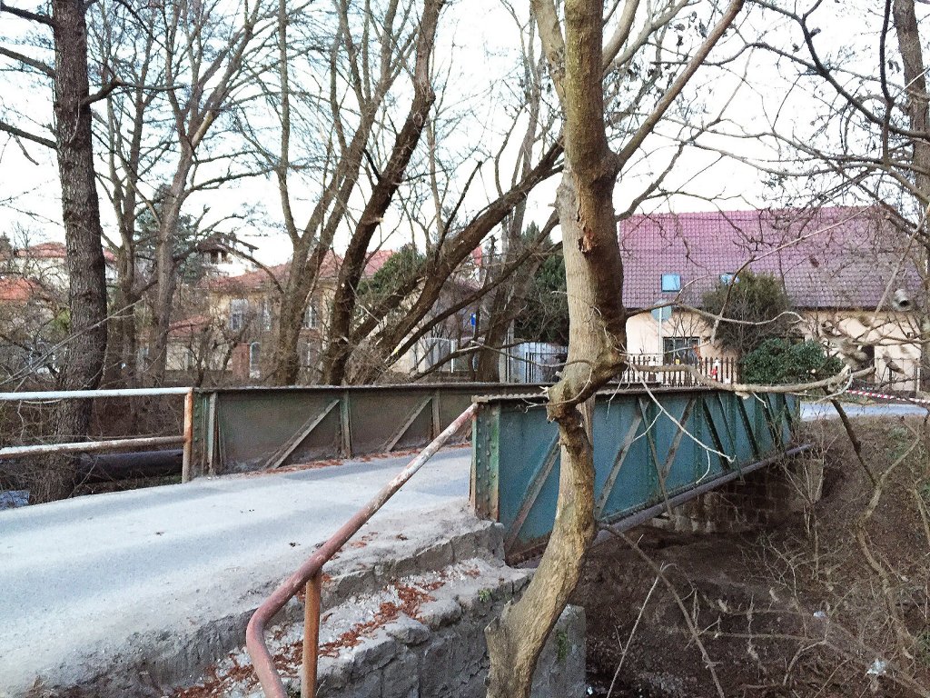 Április 11-én délután alábetonozással folytatódik a János utcai híd felújítása