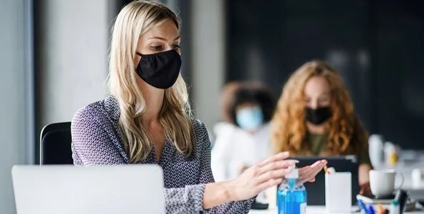 Az oltás nem, de a maszkviselés kötelező hétfőtől a városi intézményekben 