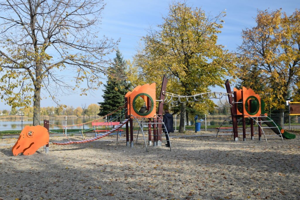 A játszóterek is bezárnak a városban