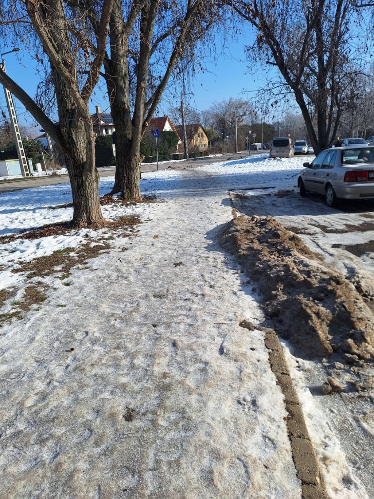 Vigyázat, csúszós! Sok helyen vastag jégréteg van az utakon
