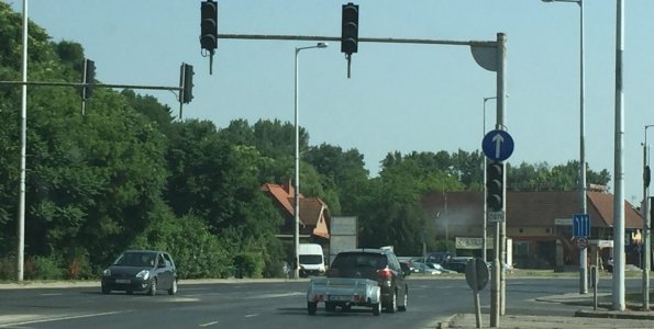 Meghibásodott 3 jelzőlámpa a 11-es számú főúton