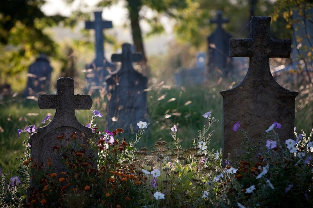 Meghosszabbított nyitva tartás a budakalászi temetőkben