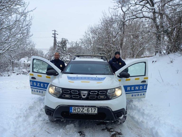 Fontos segítséget kapnak az idősek Budakalászon a rendkívüli hó miatt