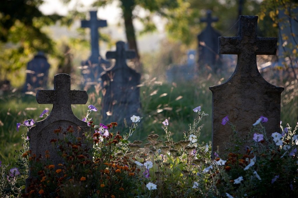 Meghosszabbított nyitva tartás a budakalászi temetőkben