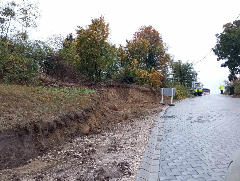 Járda- és parkolóépítés a Kálvárián