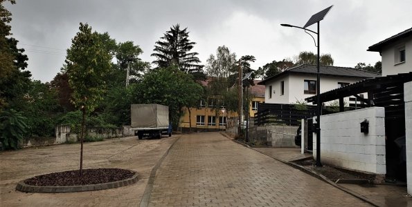 Napelemes köztéri lámpa került az Izbégi iskola melletti parkolóba