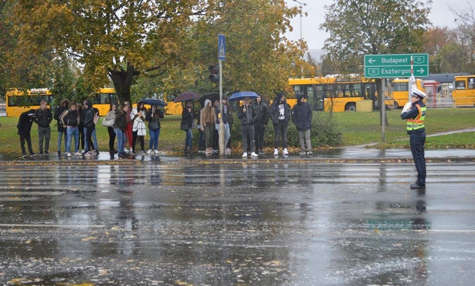 Rendőrök tartottak karos forgalomirányító bemutatót diákoknak