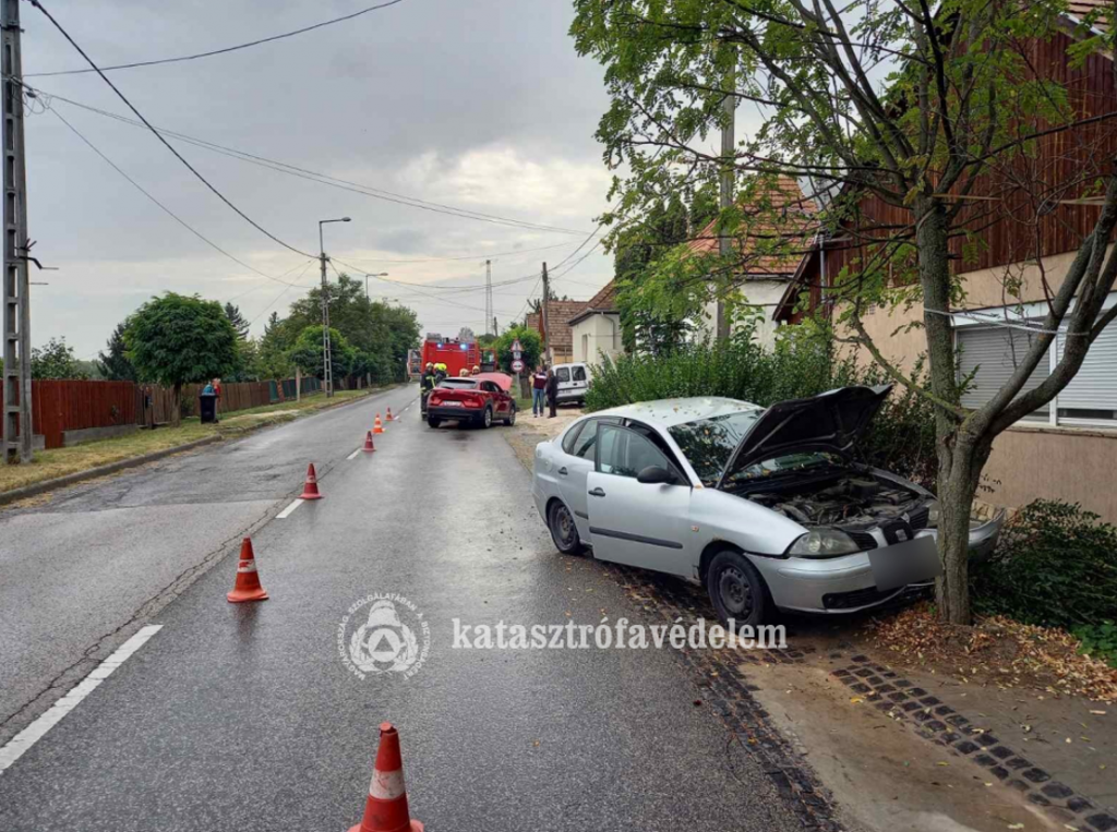  Személygépkocsik ütköztek össze Budakalászon