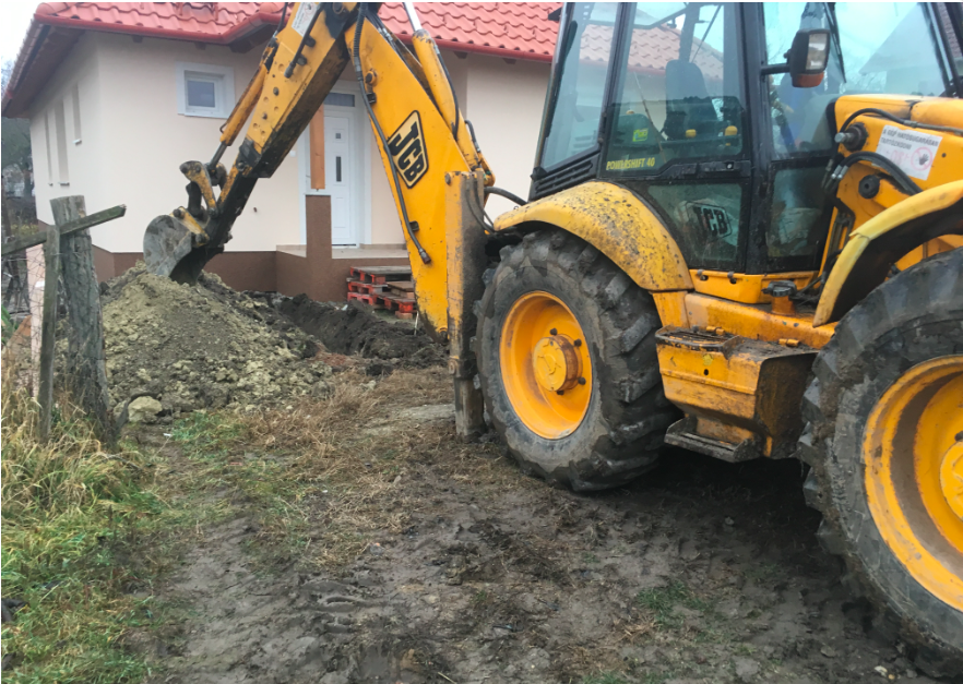 Munkagép vágott gázvezetékbe Pócsmegyeren egy családi ház udvarán