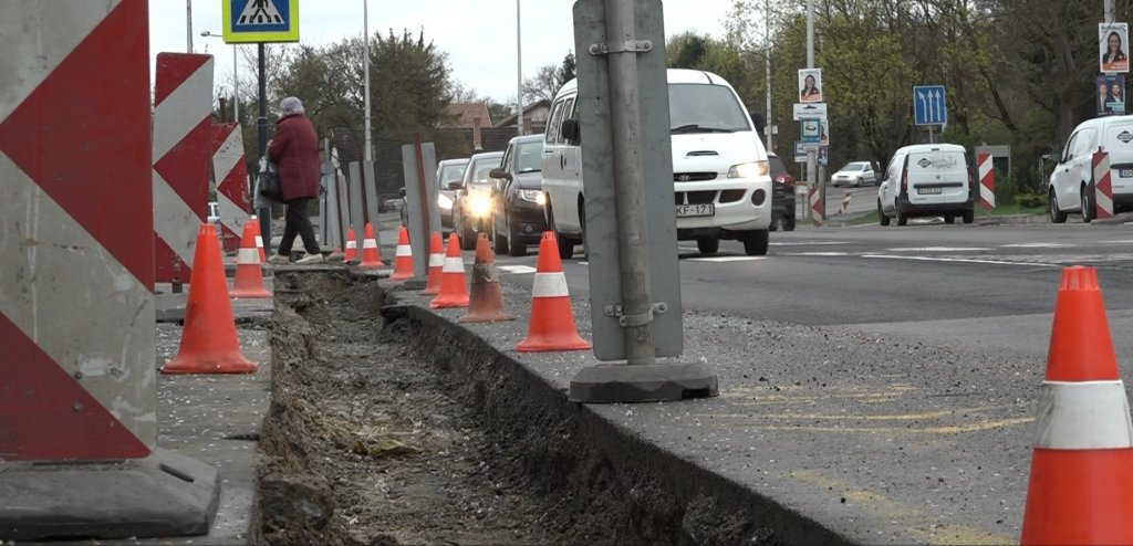 Forgalomkorlátozás a 11-es főúton Szentendrén – burkolatjavítás és útépítés miatt