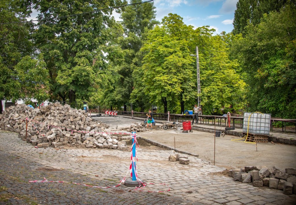 Jelenleg a város öt pontján építik a városrészeket összekötő kerékpárosutat