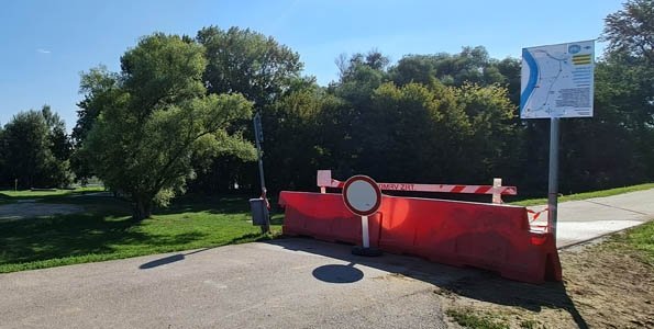 Postás strand és a Dera-patak közötti kerékpárút szakasz: elmozdították a lezárást jelző táblákat