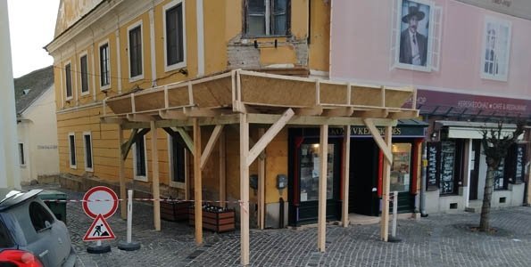 Tető védi a járókelőket a Kereskedőháznál