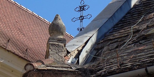 Hétfőtől javítják a Kereskedőház tetőfedését