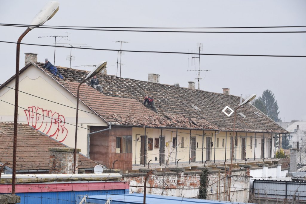 Hamarosan teljesen felszámolják a korszerűtlen, balesetveszélyes Kolónia épületegyüttesét!