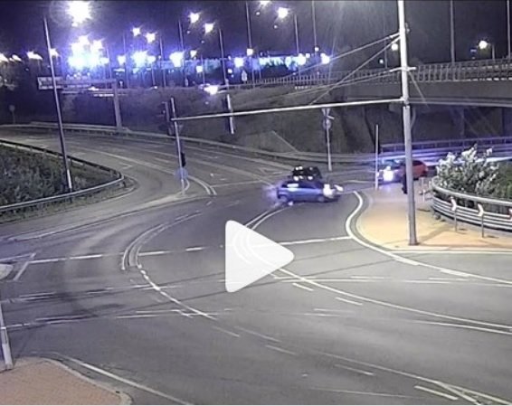 Videón egy csúnya baleset a budakalászi jelzőlámpás turbókörforgalomban