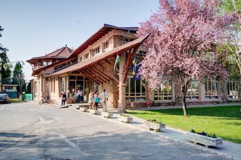 Megújul a Faluház hátsó udvara és a kert