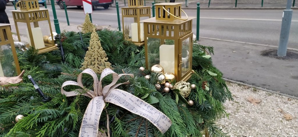 Meggyulladt az első gyertya Budakalász adventi koszorúján